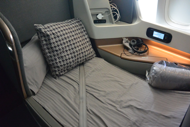 Singapore Airlines Lie Flat Bed New Business Class 777-300ER