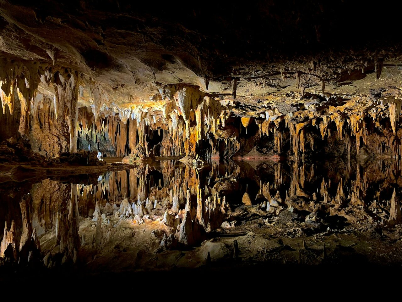 Stalagmites and stalactites in Luray Caverns