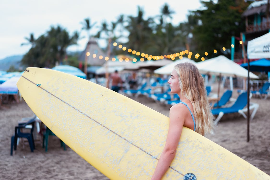 Fille avec une planche de surf