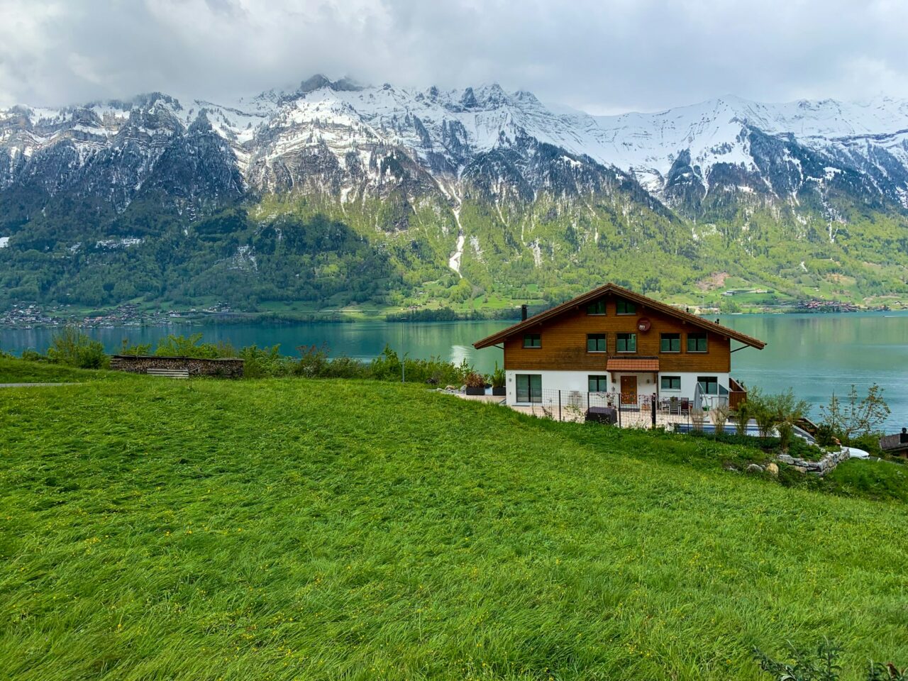 Chalet next to a lake