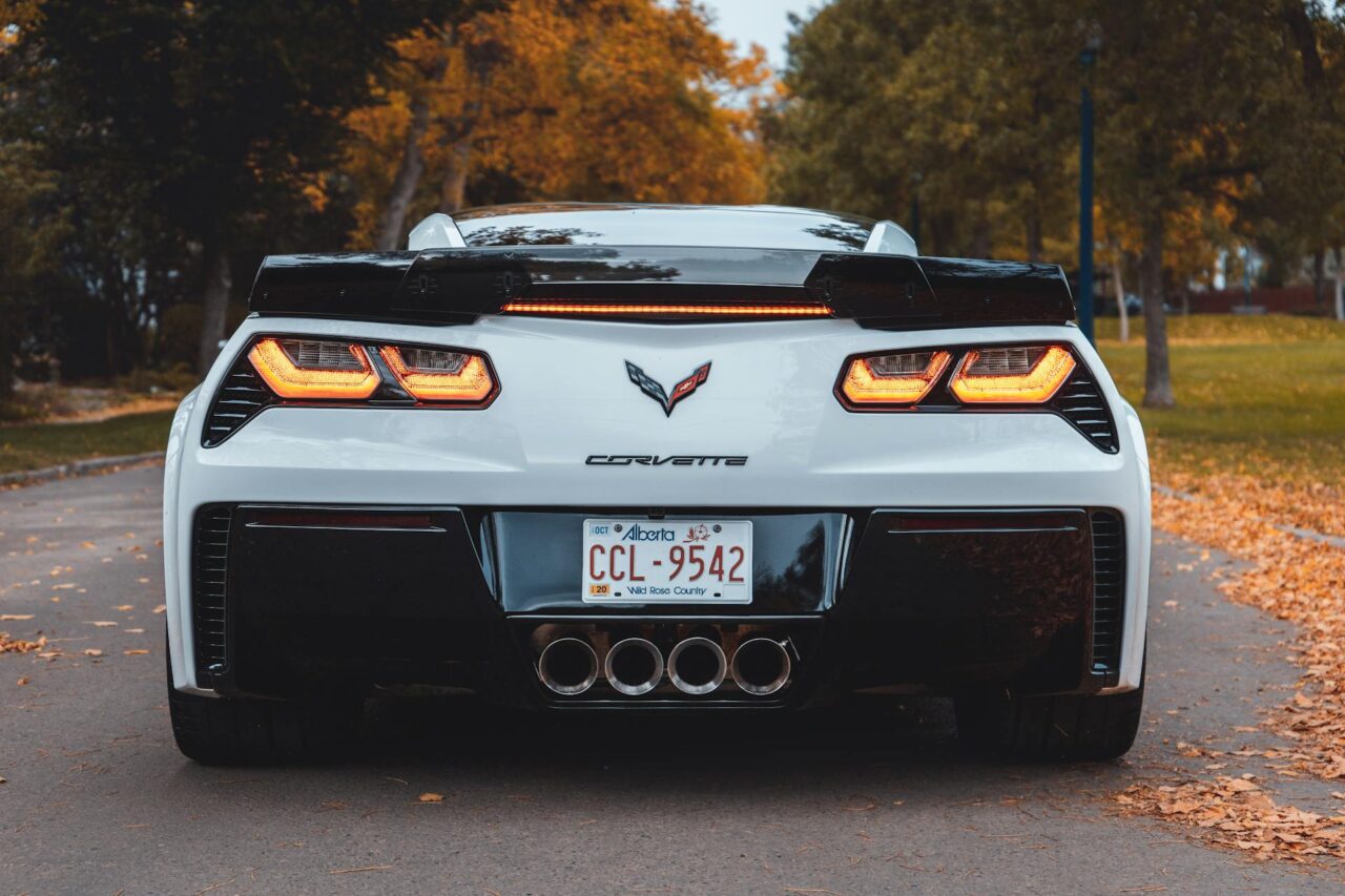 L'arrière d'une Corvette blanche