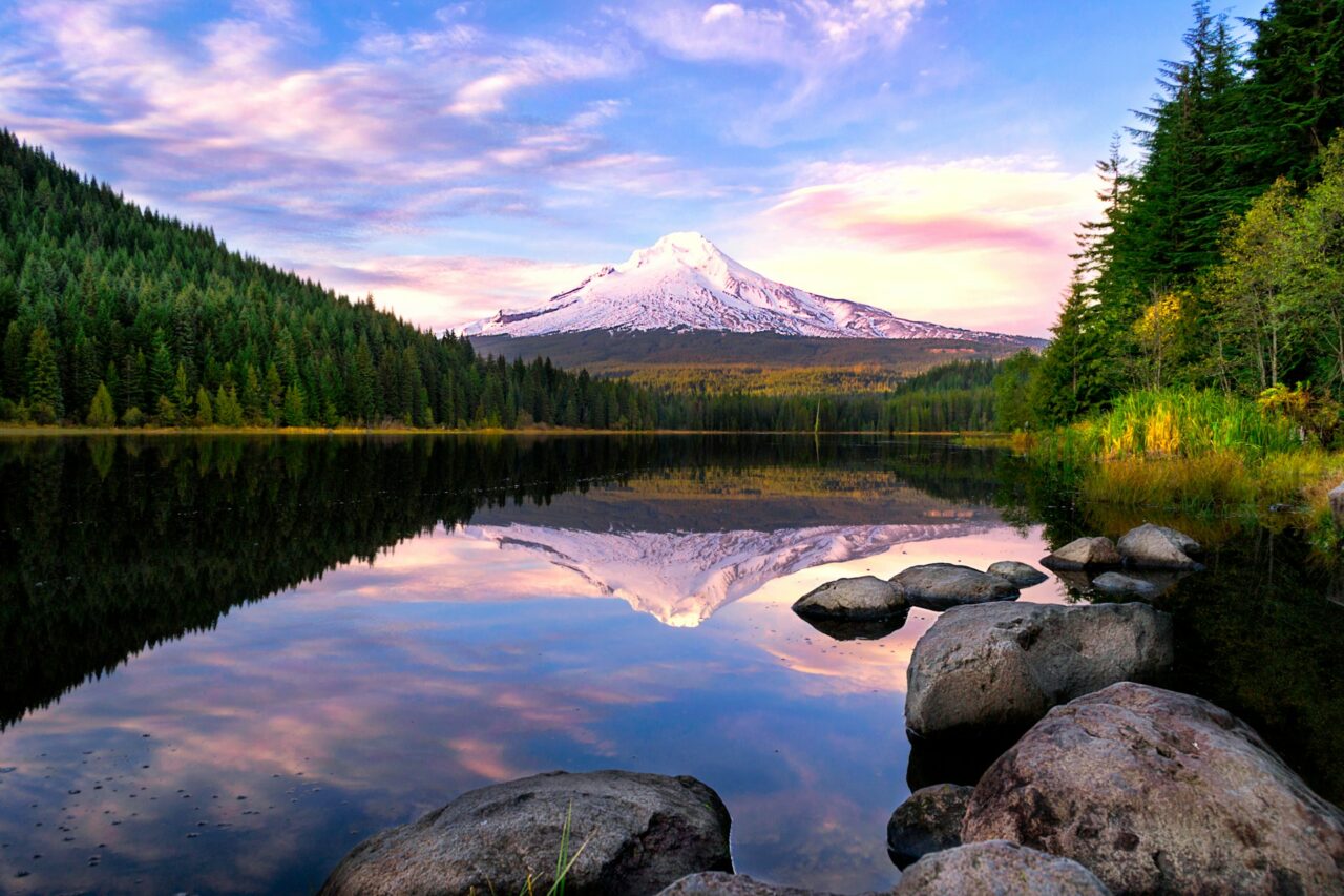 Trillium lake at sunset in Oregon