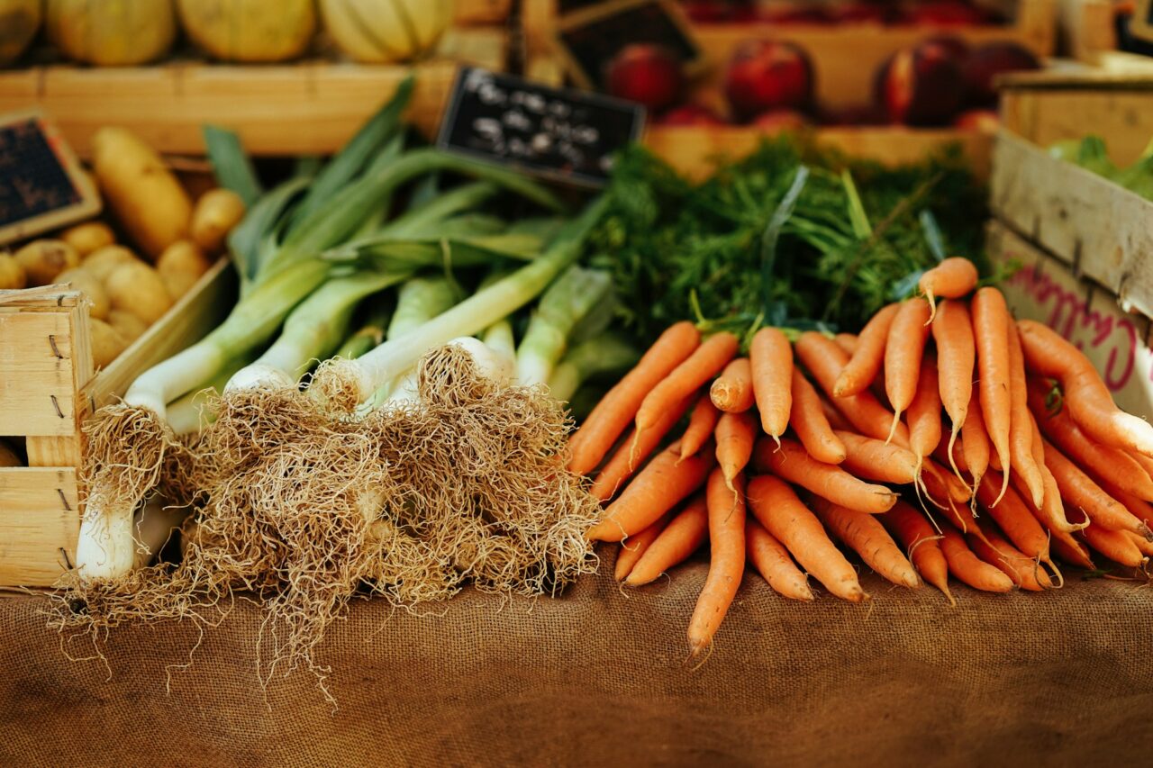 Carrots and leeks on a market stall