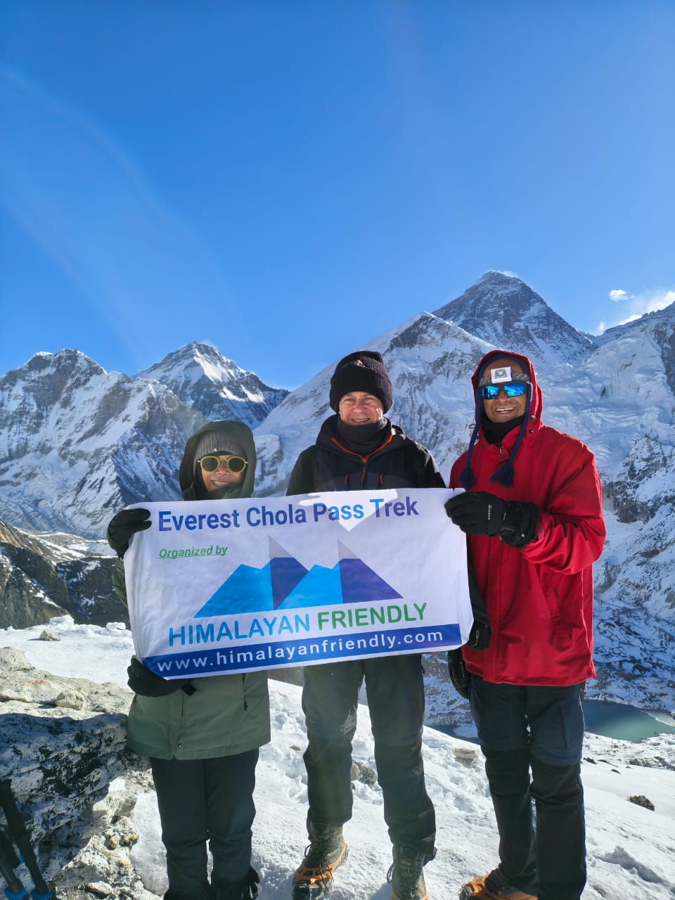 Hikers holding a sign saying Everest Chola Pass Trek
