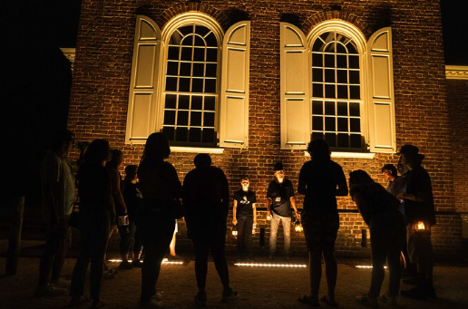 People taking a ghost tour in Williamsburg – Copyright US Ghost Adventures